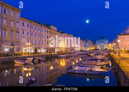 Der Grand Canal, Triest, Italien, Europa bei Nacht Stockfoto