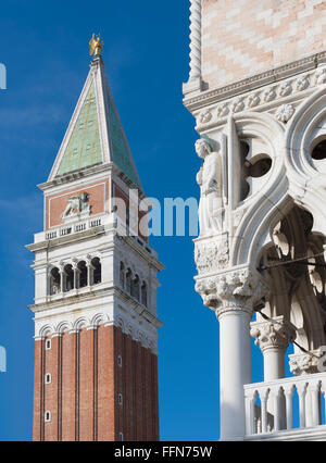 San Marco Campanile Bell Tower der Markus Kirche mit dem Palazzo Ducale oder Dogenpalast Palast in Venedig, Italien Stockfoto