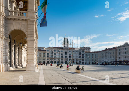 Triest Italien, Touristen in der Piazza Unità d'Italia, dem Hauptplatz in Triest, Italien, Europa Stockfoto