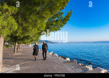 Paar zu Fuß entlang der Promenade entlang der Adria Küste in Triest, Italien, Europa Stockfoto