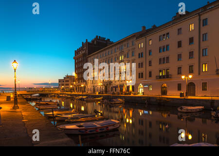 Die Grand Canal (Canale Grande) in Triest, Italien, Europa bei Nacht Stockfoto