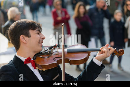 Straßenmusiker Performer spielen eine Geige auf der geschäftigen Via Toledo in Neapel, Italien, Europa Stockfoto