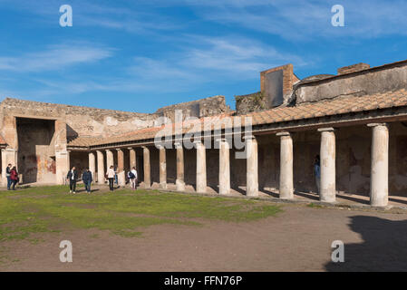 Touristen am Pompeji Ruinen der antiken römischen Stadt in Italien, Europa Stockfoto