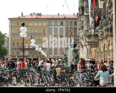 Geographie/Reisen, Deutschland, Bayern, München, Plätze, Marienplatz, Fußgänger am Fischbrunnen (Brunnen), Additional-Rights - Clearance-Info - Not-Available Stockfoto