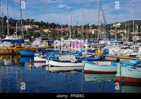 Hafen von Booten in Saint Jean Cap Ferrat, Alpes Maritimes, Cote d ' Azur, Cote Azur, Frankreich, Europa. Tourismus, Reisen, sonnig Stockfoto