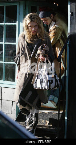 Pete Burns kauft gold Ring Vivienne Westwoods Shop Welten Ende London 8 Bilder (Kredit Bild © Jack Ludlam) Stockfoto