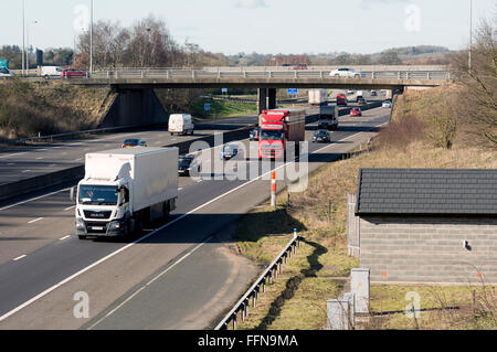 M40 Autobahn in Longbridge Roundabout, Warwick, Warwickshire, UK Stockfoto