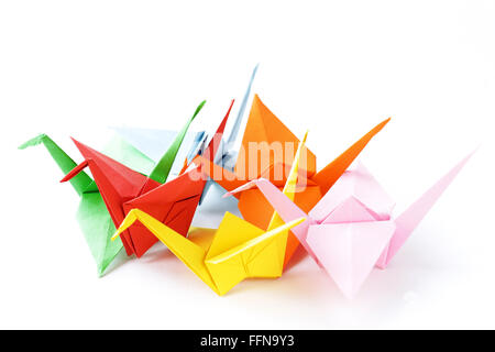 farbiges Papier Origami Vögel auf einem weißen Hintergrund Stockfoto