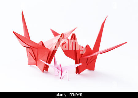 farbiges Papier Origami Vögel auf einem weißen Hintergrund Stockfoto