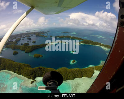 Luftaufnahme von Palau, Mikronesien, Ozeanien aus dem Flugzeug am Himmel. Pazifik und Flugzeug fliegen über Meeresatolle, Inseln Natur, Ausflug auf Korallenriff Stockfoto