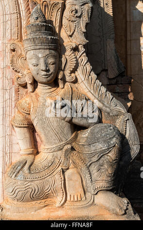 Deva-Statue an der bröckelnden Nyaung Eiche-Kloster in Inthein (Indein), Shan-Staat, Birma (Myanmar) Stockfoto