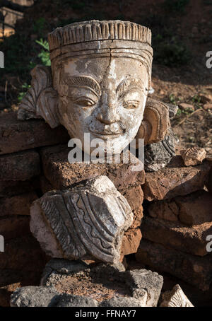 Deva-Statue an der bröckelnden Nyaung Eiche-Kloster in Inthein (Indein), Burma (Myanmar) Stockfoto