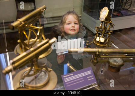 Junge schulpflichtige Mädchen an Anzeige Ausstellung Ausstellung. Museum für Geschichte der Wissenschaft, Oxford UK Stockfoto