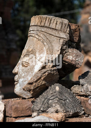 Reste von Deva Statue Nyaung Eiche Kloster, Inthein (Indein), Shan-Staat, Birma (Myanmar) Stockfoto