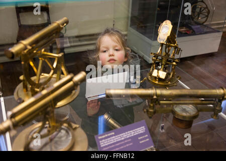 Junge schulpflichtige Mädchen an Anzeige Ausstellung Ausstellung. Museum für Geschichte der Wissenschaft, Oxford UK Stockfoto