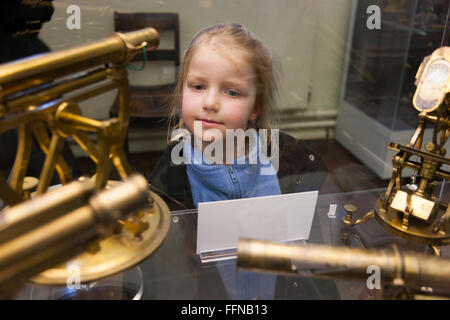 Junge schulpflichtige Mädchen an Anzeige Ausstellung Ausstellung. Museum für Geschichte der Wissenschaft, Oxford UK Stockfoto