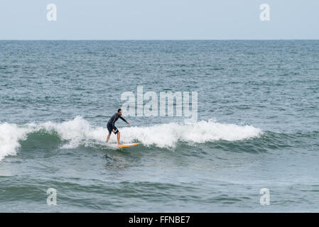 Florianopolis, Brasilien, 7. Januar 2016: Surfer in Aktion am Brava Strand in Florianópolis, Santa Catarina, Brasilien. Eines der ma Stockfoto