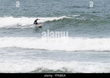 Florianopolis, Brasilien, 7. Januar 2016: Surfer in Aktion am Brava Strand in Florianópolis, Santa Catarina, Brasilien. Eines der ma Stockfoto