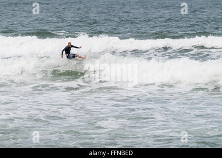 Florianopolis, Brasilien, 7. Januar 2016: Surfer in Aktion am Brava Strand in Florianópolis, Santa Catarina, Brasilien. Eines der ma Stockfoto