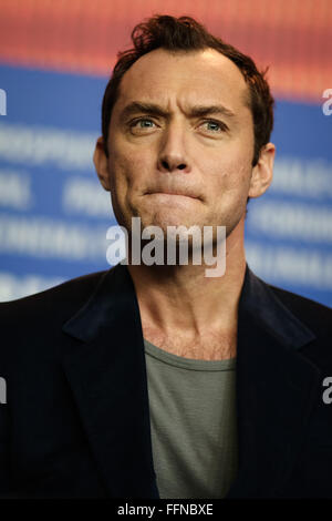 Berlin, Deutschland. 16. Februar 2016. Schauspieler Jude Law besucht eine Pressekonferenz für die Promotion des Films an der 66. Internationalen Filmfestspiele Berlinale in Berlin, Deutschland, 16. Februar 2016. Bildnachweis: Zhang Fan/Xinhua/Alamy Live-Nachrichten Stockfoto