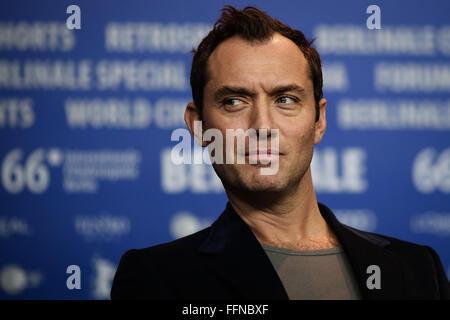 Berlin, Deutschland. 16. Februar 2016. Schauspieler Jude Law besucht eine Pressekonferenz für die Promotion des Films an der 66. Internationalen Filmfestspiele Berlinale in Berlin, Deutschland, 16. Februar 2016. Bildnachweis: Zhang Fan/Xinhua/Alamy Live-Nachrichten Stockfoto