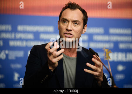 Berlin, Deutschland. 16. Februar 2016. Schauspieler Jude Law besucht eine Pressekonferenz für die Promotion des Films an der 66. Internationalen Filmfestspiele Berlinale in Berlin, Deutschland, 16. Februar 2016. Bildnachweis: Zhang Fan/Xinhua/Alamy Live-Nachrichten Stockfoto