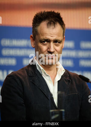 Berlin, Deutschland. 16. Februar 2016. Direktor Michael Grandage besucht eine Pressekonferenz für die Promotion des Films an der 66. Internationalen Filmfestspiele Berlinale in Berlin, Deutschland, 16. Februar 2016. Bildnachweis: Zhang Fan/Xinhua/Alamy Live-Nachrichten Stockfoto