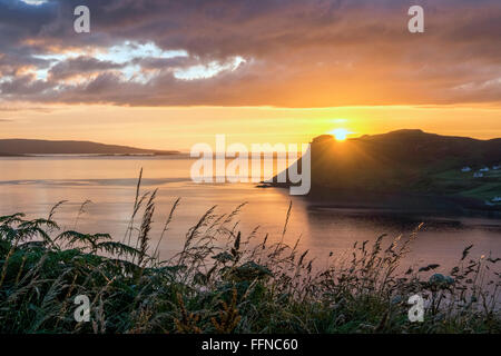 Uig Bay bei Sonnenuntergang mit Landzunge und Gräser mit einem goldenen Dämmerung leuchtenden Stockfoto