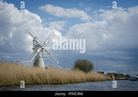 Thurne Dyke Windmühle am Fluss Bure, Norfolk Broads, England, UK Stockfoto