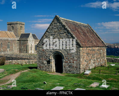 Mittelalterliche Kapelle (C12th) und Begräbnis-Boden St. Columba Cousin St Oran gewidmet. Auf der Rückseite ist Iona Abbey Kirche (St. Mary's), Argyll. Stockfoto