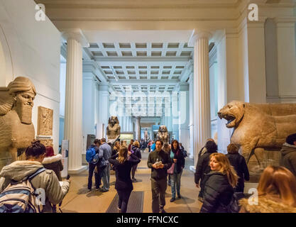 Besucher im alten Ägypten ägyptische Skulptur Gallery, British Museum, Bloomsbury, London, England, Vereinigtes Königreich Stockfoto