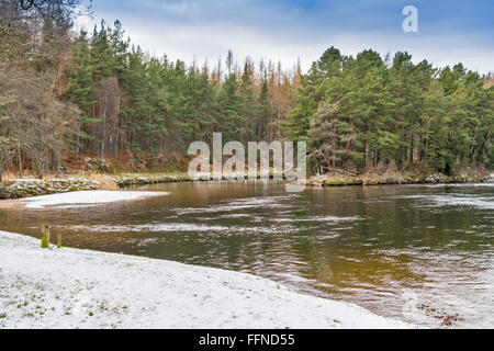 DER RIVER SPEY IN TAMDHU IM WINTER SCHNEE GESÄUMTEN FLUSS BANKEN ENTLANG DEN SPEYSIDE WAY Stockfoto