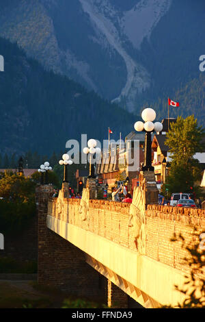 Bow-River-Brücke im Abendlicht, Banff, Kanada Stockfoto