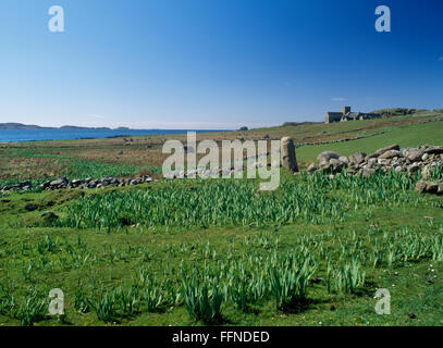 Ansicht-SW auf den Resten eines Cladh ein Disirt (Grabstätte der Eremitage), Iona Abbey & Sound Iona Mull über. Stockfoto