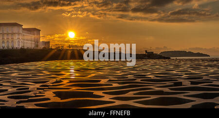 Sonnenuntergang über Pharo Gebäude und das MUCEM Museum in Marseille, Frankreich Stockfoto