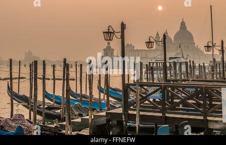 Sonnenuntergang über Gondeln auf dem Canal Grande in Venedig, Italien Stockfoto