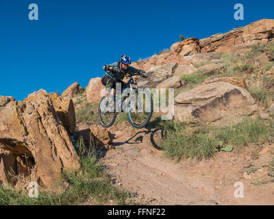 Mann bikes Mountain ein Trail, Mittagessen Schleife Trailhead, Grand Junction, Colorado. Stockfoto