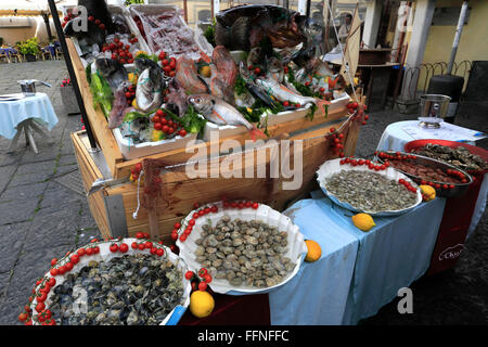 Frischer Fisch stall in Borgo Marina, Altstadt von Naples Stadt, Weltkulturerbe, Campania Region, Italien, Europa Stockfoto