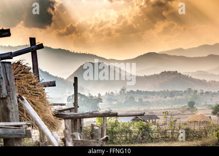 Sonnenstrahlen über Berge und Reisfelder in Pai Amphoe Mae Hong Son, Thailand Stockfoto