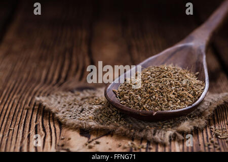 Haufen von getrockneten Anis Samen (Nahaufnahme) auf Vintage Holz-Hintergrund Stockfoto