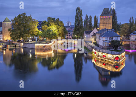 Abends Blick auf Pont Couverts von Vauban-Wehr in Straßburg, Frankreich Stockfoto