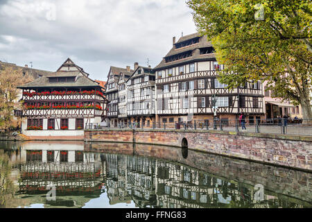 Traditionelle Fachwerkhäuser im Wasser, Straßburg, Frankreich Stockfoto