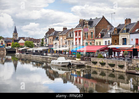 Bunte Sommer Veranda des Restaurants auf dem Belu Damm in Amiens, Frankreich Stockfoto