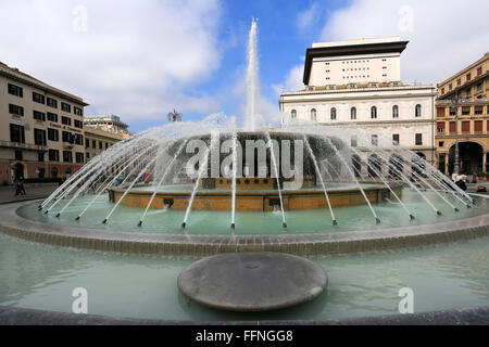 Wasser-Brunnen in Piazza de Ferrari, Genoa Stadt, Ligurien, Italien, Europa. Stockfoto