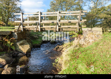 Holzbrücke über Burbage Bach auf dem Longshaw Anwesen in Derbyshire, Peak District, England, UK Stockfoto