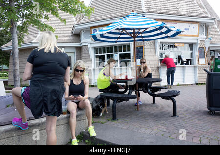 Menschen, die eine Pause im Restaurant See Harriet Bread und Gurke. Minneapolis Minnesota MN USA Stockfoto