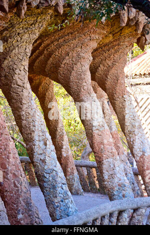 Spalten. Park Güell, entworfen vom Architekten Antoni Gaudi. Gracia Viertel, Barcelona, Katalonien, Spanien. Stockfoto