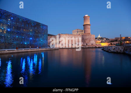 Turm der Festung Saint-Jean und Museum der europäischen und mediterranen Kulturen im alten Hafen von Marseille, Frankreich Stockfoto