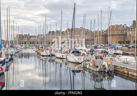 Boote und Yachten im Hafen der historischen Stadt Saint Malo, Bretagne, Frankreich Stockfoto