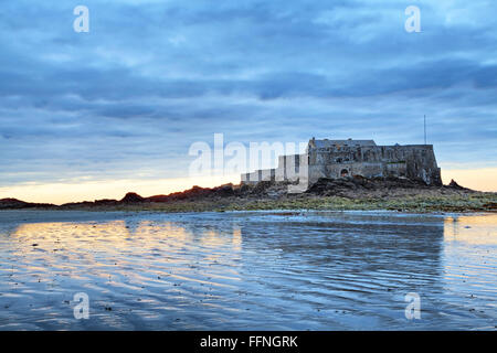 Fort National auf Sonnenuntergang in Saint Malo, Bretagne, Frankreich Stockfoto